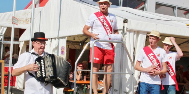 Nach der Kranzweihe lief die Kerwe wieder auf Hochtouren. Kerwevadder Joachim Bormuth hatte die Zuschauer mit lustigen Reimen aufs Feiern eingestimmt. Foto: Hannelore Nowacki