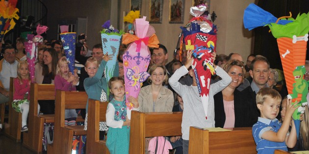 Schultüten wohin das Auge blickt: In der Andreaskirche wurden am Dienstagmorgen die neuen Erstklässler und Vorschulkinder an ihrem ersten Schultag begrüßt und mit Gottes Segen auf den neuen Lebensweg geschickt. Foto: Benjamin Kloos