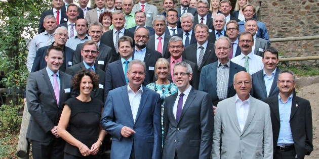 Landrat Matthias Wilkes mit Ehefrau Katrin Tönshoff (vorne links) und Nachfolger im Amt Christian Engelhardt (neben Wilkes) mit Mitgliedern der Gremien der Wirtschaftsförderung Bergstraße GmbH. Foto: Hannelore Nowacki