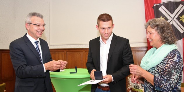 Bürgermeister Gottfried Störmer überreichte Max Lemke Urkunde und Sportplakette, Stadtverordnetenvorsteherin Brigitte Stass heftete dem jungen Lampertheimer Sportler die Ehrennadel ans Revers. Foto: Hannelore Nowacki