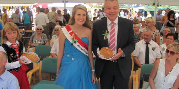 Spargelkönigin Elena I. und Bürgermeister Gottfried Störmer bei der Brotgabe beim Erntedankfest. Foto: oh