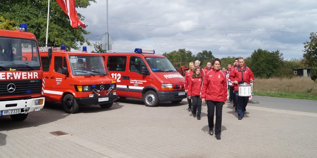 Einmarsch der Musiker des Spielmannszugs Bürstadt/Hofheim auf dem Gelände der Feuerwehr Nordheim. Foto: Sigrid Samson