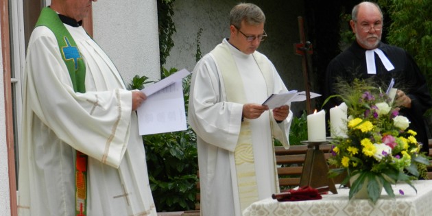 Die drei Pfarrer zelebrierten einen ökumenischen Gottesdienst im Schlosspark. Foto: oh