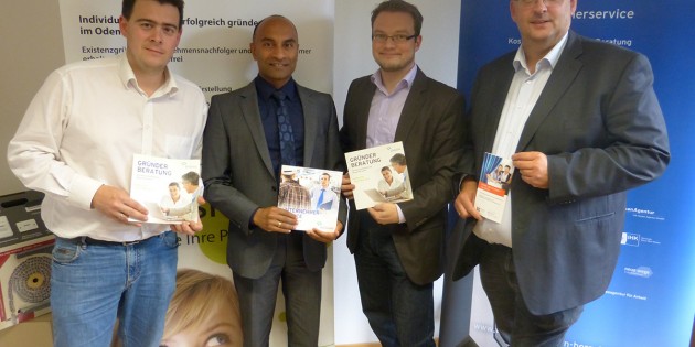 Markus Lahm, Leiter Gründerberatung bei der Wirtschaftsregion Bergstraße / Wirtschaftsförderung Bergstraße GmbH (WFB) (l.), Dominic Schaudt, Leiter Unternehmerservice bei der WFB (2.v.l.), sowie Marco Kreuzer, Projektleiter Gründungsoffensive Bergstraße-Odenwald und WFB-Gründerberater (2.v.r.) informierten gemeinsam mit Armin Domesle, Projektleiter RKW Hessen (r.), Unternehmer und Gründer aus der Wirtschaftsregion Bergstraße. Foto: WFB