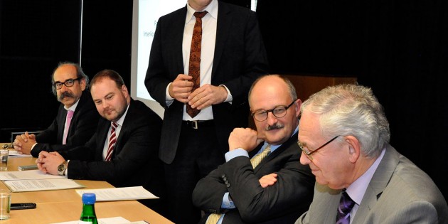Dr. Ulrich Keilmann, Direktor beim Landesrechnungshof, Andreas Kaldschmidt, Leiter des Revisionsamt, Landrat Christian Engelhardt, Dr. Michael Meister, MdB und Claus Spandau, Geschäftsführer des Kompetenzzentrum für Interkommunale Zusammenarbeit (v.l.). Foto: oh