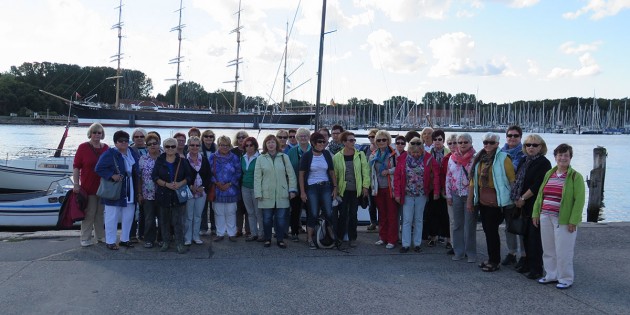 Die Gymnastikfrauen der TG Bobstadt besuchten im Rahmen ihrer Ostseereise auch Travemünde – hier mit demSegelschiff „Passat" im Hintergrund. Foto: oh
