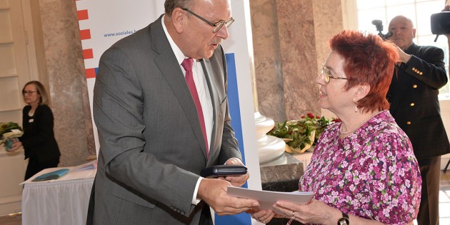 Elke Guschwa (r.) wurde durch Sozialminister Stefan Grüttner mit der Pflegemedaille des Landes ausgezeichnet. Foto: oh