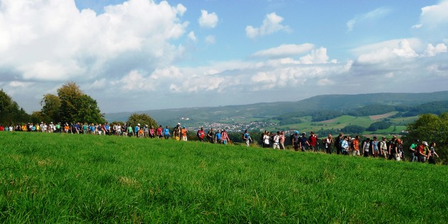 Teilnehmer der 24-Stunden-Wanderung 2014 auf dem Weg nach Lindenfels, Blick Richtung Reichelsheim. Foto: Frank Jakob