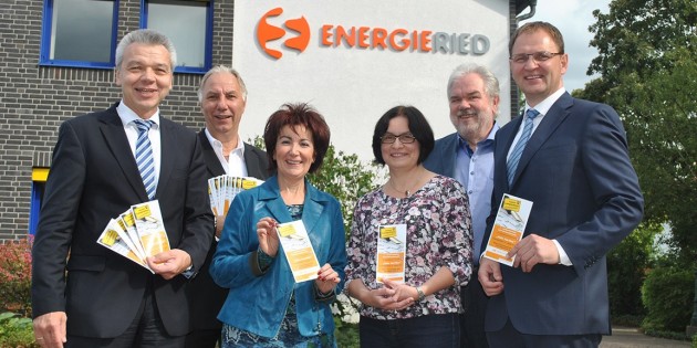 Freuen sich auf kreative Texte von Menschen aus der Region: Lampertheims Bürgermeister Goffried Störmer, Kulturamtsleiter Rolf Hecher, Bürstadts Bürgermeisterin Barbara Schader, Jurymitglied und Lehrerin an der EKS Sigrid Röhrborn, Autor Roland Kirsch und ENERGIERIED-Geschäftsführer Frank Kaus (v.l.). Foto: Benjamin Kloos