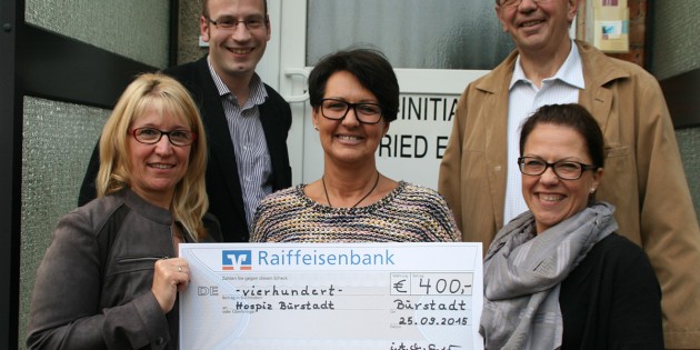 Die Hospizinitiative im Ried freute sich sehr über die Spende der Siedlergemeinschaft Bürstadt e.V. Von links: Melanie Gudat, Helge Berg, Gabriele Weiß-Szerpa, Wolfgang Zeißner und Andrea Ebeling. Foto: Eva Wiegand