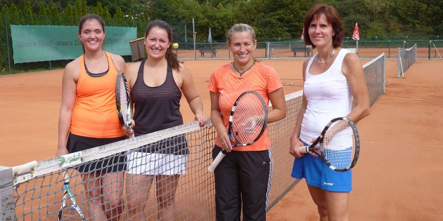 Zeigten bei den Vereinsmeisterschaften im Damen-Doppel starke Leistungen: Verena Koch und Katharina Gärtner sowie ihre Gegnerinnen Annette Schmitt und Petra Coconcelli (v.l.). Foto: oh