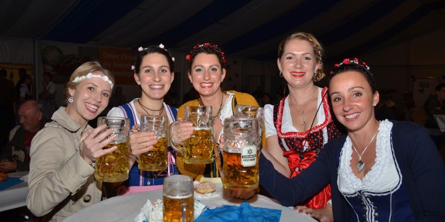 Die Krüge hoch: Das Bürstädter Oktoberfest wird an drei Tagen für zufriedene Oktoberfestfans sorgen. Archivfoto: Gernot Kirch