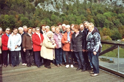 Die Mitglieder der Gymastikgruppe des FC Olympia auf der Holz-Schwebebrücke in Essing. Foto: oh