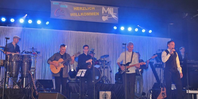 BUZ 1: Beim Dankes- und Willkommensfest begeisterte die Musiker-Initiative Lampertheim die Gäste mit einem großen Musikprogramm – über alle Sprachgrenzen hinweg.