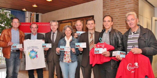 Das Dankes- und Willkommensfest wird organisiert von der Stadt Lampertheim und der Musiker-Initiative (MIL). Im Bild (von links): Kurt Stass (Vorsitzender der Flüchtlingshilfe), Horst Schmitt (Ansprechpartner bei der Stadtverwaltung), Bürgermeister Gottfried Störmer, Stadtverordnetenvorsteherin Brigitte Stass, Kulturamtsleiter Rolf Hecher und die beiden MIL-Projektleiter Helmut Wehe und Karl Thomas. Foto: Hannelore Nowacki