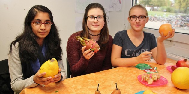 Einheimische Früchte wie die Quitte oder Exotisches aus fernen Ländern – bei Noemi, Celina und Maria erfuhren die Sechstklässler, wie die Früchte heißen. Die rote Drachenfrucht, auch Pitahaya genannt, wollen sie für einen Obstsalat verwenden. Foto: Hannelore Nowacki
