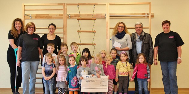 BUZ: Die Delegation vom Frauenfastnachtsclub „Guud druff“ mit Brunhilde Walther (rechts), Andrea Graf und Christa Heiser überbrachte Kita-Leiterin Stefanie Bagdadi die Geldspende von 150 Euro aus dem Erlös von Eintrittsgeldern. Im Bild: Erzieherin Lisa Diesterweg und Erster Stadtrat Walter Wiedemann. Foto: Hannelore Nowacki