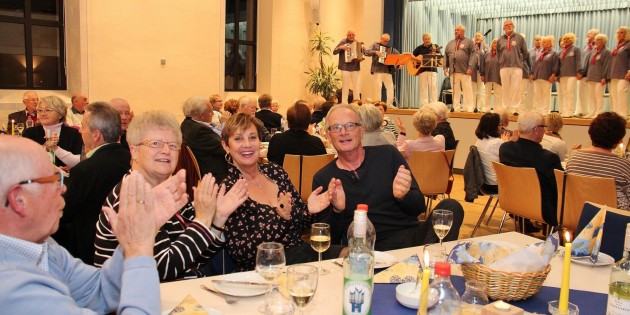Das Herbstfest des Fördervereins Domkirche vereinte die Freude am Essen, Geselligkeit und musikalische Unterhaltung. Foto: Hannelore Nowacki