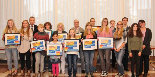 Aus über 70 Einsendungen mit 56 verschiedenen Sprüchen zur Jugendbeiratsaktion „Mülleimer im Blick“ entschied sich die Jury für zehn Gewinner. Die spruchreife Sauberkeit prämierte die Stadt Lampertheim mit Gutscheinen und eingerahmtem Mitmach-Zertifikat.  Foto: Hannelore Nowacki