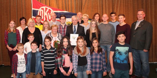 BUZ: Der Kanu-Club kann auf erfolgreiche Sportlerinnen und Sportler in verschiedenen Leistungssportdisziplinen bauen, ebenso auf seine langjährigen Mitglieder. 60 Jahre ist Karl Klippel Mitglied – früher feierte er mit dem Rennboot viele Erfolge, jetzt ist er im Wanderbootfahren und Skilanglauf aktiv. Im Alter von zehn Jahren war Andrea Krüger zum Kanu-Club gekommen, nun feierte die Fünfzigjährige ihr 40-jähriges Jubiläum.