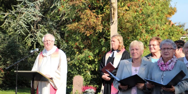 Pfarrer Peter Kern (am Mikrofon) und Pfarrer Dirk Greverus gingen gemeinsam der Frage nach „wo wohnt Gott“. Der sonnige ökumenische Gottesdienst war der Auftakt zur fröhlichen Kerwe, der Kirchweih. Foto: Hannelore Nowacki