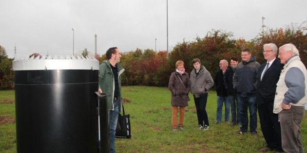 Wann bekommt man das sonst zu sehen? Bei der informativen Besichtigungstour zum Regensammler und Messhaus Süd nahmen die Besucher sogar das kühle Nieselwetter in Kauf. Foto: Hannelore Nowacki