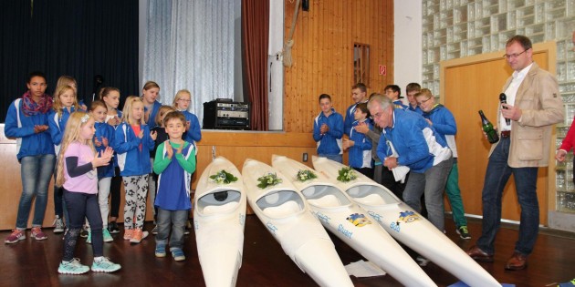 Der WSV-Nachwuchs braucht Boote. Diese vier Schülerboote wurden mit Unterstützung von Sponsoren angeschafft. Energieried spendierte zwei Boote, Bob und Stuart, die Geschäftsführer Frank Kaus taufte. Die Sparkasse Worms-Alzey-Ried spendete ein Boot wie auch Jürgen Sand. Foto: Hannelore Nowacki
