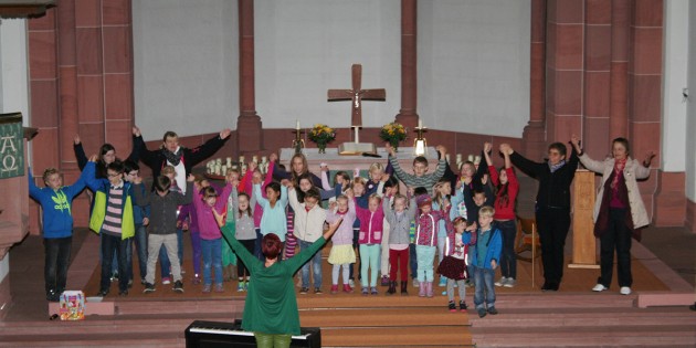 Fröhlich ging es zu in der Domkirche: Der Gottesdienst wurde von 40 Kindern mitgestaltet. Foto: oh