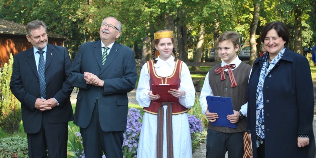 Die Vorsitzende des Parlamentes der Republik Litauen, Loreta Graužinienė (r.) zeigte sich von ihrem gemeinsamen Besuch mit dem Hessischen Landtagspräsidenten Norbert Kartmann (2.v.l) im litauischen Gymnasium begeistert. Sehr zur Freude der Schüler und dem Bundesvorsitzenden der Litauischen Gemeinschaft Deutschland, Anton Schugschdinis (l.). Foto: Benjamin Kloos