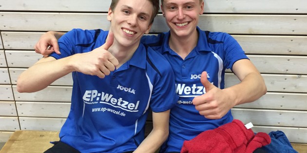 Malte Böck (li.) und Gwen Steier freuen sich nach gewonnenem Schlussdoppel über den ersten Punktgewinn der SGH in der Bezirksliga. Foto: ehr