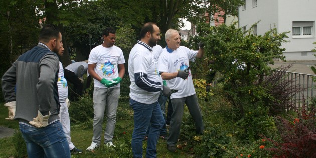 Insgesamt 14 Flüchtlinge aus den Unterkünften Poststraße, Alte Viernheimer Straße und der Riesengasse in Neuschloss halfen bei der Herbstaktion der Gemeinde Maria Verkündigung mit und brachten das Außengelände auf Vordermann. Foto: Eva Wiegand