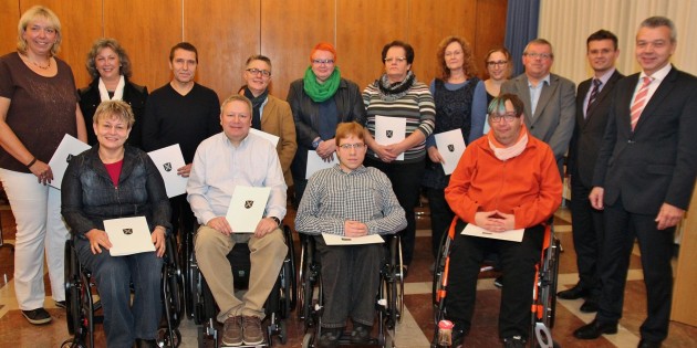 Der Behindertenbeirat wurde von der Stadtverordnetenversammlung einstimmig ernannt. Im Bild: Bürgermeister Gottfried Störmer (rechts), Erster Stadtrat Jens Klingler und Stadtverordnetenvorsteherin Brigitte Stass (hinten 2. von links). Foto: Hannelore Nowacki