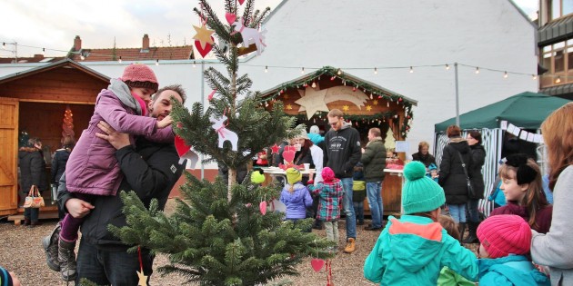 Der Weihnachtsbaum wurde durch Bastelarbeiten von Kindern zum Schmuckstück auf dem Weihnachtsmarkt. Eine Tradition, die jedes Jahr begeisterte Eltern und bastelfreudige Kinder zum Mitmachen anregt. Foto: Hannelore Nowacki