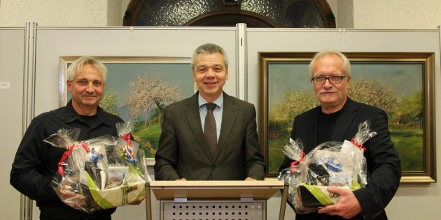 Bürgermeister Gottfried Störmer begrüßte die Idee von Dr. Helmut Kaupe (rechts) und Hans-Karl Asel (links), die Geschichte des Lampertheimer Kunstmalers und Naturfreunds Johannes Gebhardt in einem Buch aufzuarbeiten. Die Ausstellung im Alten Rathaus zeigt bis zum Samstag über dreißig Werke des Künstlers. Foto: Hannelore Nowacki