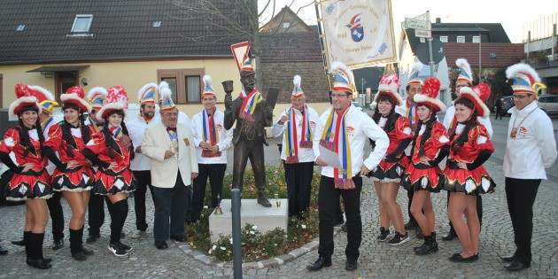 Bei der Premiere der Kampagneneröffnung des Hofheimer Carneval Verein am 11. November  war selbst der Ausscheller vierfachbunt geschmückt. Foto: Benjamin Kloos