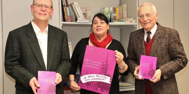 Das neue Buch von Helmut Walter – „Die evangelische Pfarrgeschichte Lampertheims“ ist seit Mitte November in den beiden Lampertheimer Buchhandlungen erhältlich, auch das Heimatmuseum, das Stadtarchiv sowie die Martin-Luther- und die Lukasgemeinde beteiligen sich am Verkauf. Mit Helmut Walter (rechts) freuen sich die Vorsitzende des Heimat-, Kultur- und Museumsvereins Margit Karb und Stadtarchivar Hubert Simon. Foto: Hannelore Nowacki
