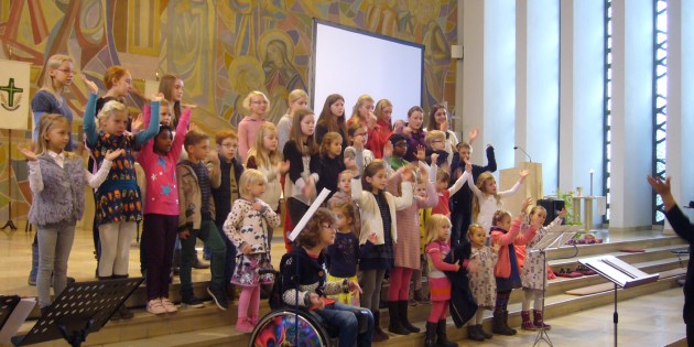Begeisterten die Gemeindemitglieder in Mariä Verkündigung mit ihrem Gesang: Die Kinder Tees Kinderchorprojektes Ephata. Foto: oh