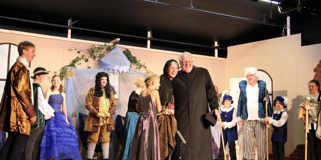 Ende gut, alles gut und alle waren glücklich – auch das Publikum. Aschenputtel und der Prinz hatten zueinander gefunden, nur die bösen Stiefschwestern hatten Blut im Schuh. Foto: Hannelore Nowacki
