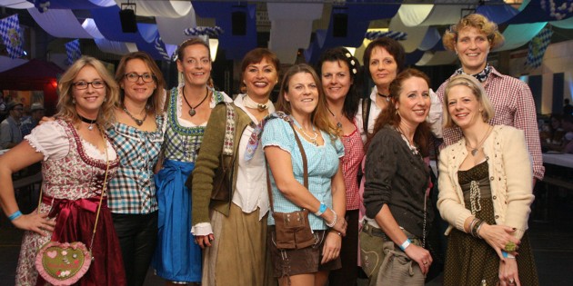 Bayrische Gemütlichkeit in der TSG Halle: Am Freitag und Samstag feierten bei zünftigen Essen, frisch gezapftem Festbier und Volksfest-Musik viele Dirndl- und Lederhosen-Fans. Foto: Eva Wiegand