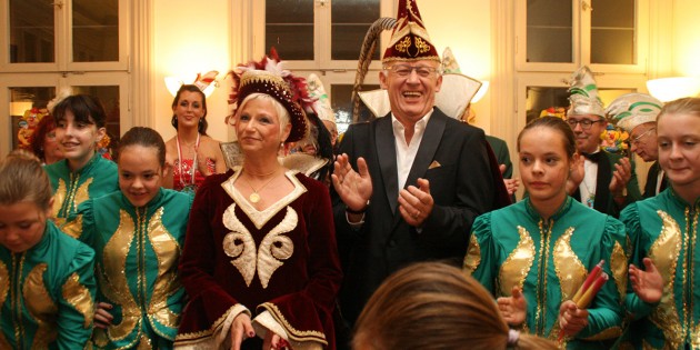 Das Ehepaar Renz regiert ab sofort die närrische Welt: Silke I. und Ehrhard I. haben am Mittwochabend die Insignien der Macht von Sandra II. übernommen. Foto: Eva Wiegand