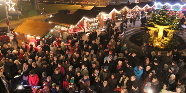 Der Lampertheimer Weihnachtsmarkt steht für Gemütlichkeit mit Essen und Trinken, Unterhaltung im Kreise von Freunden und anderen netten Menschen. Foto: Hannelore Nowacki