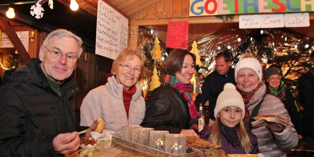 Für den großen und kleinen Hunger ist beim Weihnachtsmarkt bestens gesorgt. Auch für den guten Zweck kann man hier speisen und trinken. Foto: Hannelore Nowacki