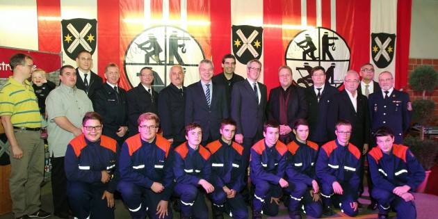 Gruppenbild mit den geehrten Mitgliedern der Einsatzkräfte, der Jugendfeuerwehr, der Mitglieder des Feuerwehrvereins sowie Landrat Christian Engelhardt, Bürgermeister Gottfried Störmer, Kreisbeigeordneter Matthias Schimpf und Funktionsträger der Feuerwehr Lampertheim und Kreis Bergstraße. Foto: Hannelore Nowacki