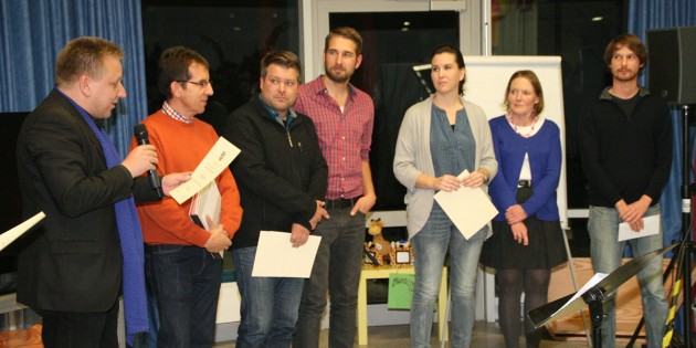 Kreisbeigeordneter Matthias Schimpf (l.) überreichte den Umweltpreis an drei Preisträger, darunter auch an die Pestalozzischule. Schulleiterin Michaela Ohse (2.v.r.) nahm die Auszeichnung entgegen. Foto: Eva Wiegand