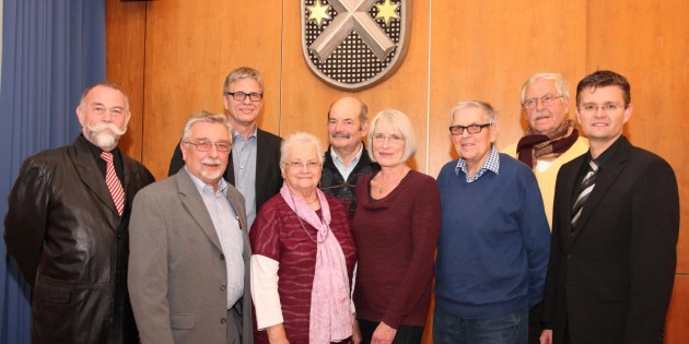 Zum dritten Mal wurde am Dienstag in Lampertheim ein Seniorenbeirat gewählt: Herbert Tiefel (von links) von der VdK-Ortsgruppe Lampertheim, Heinz-Dieter Schäfer von der Seniorenbegegnungsstätte Lampertheim, Fachbereichsleiter Bernd Ranko, Inge Netscher von der Katholischen Kirchengemeinde „Mariä Verkündigung“, Dieter Diehl von der VdK-Ortsgruppe Hofheim, Gerlinde Hellmuth von der CDU-Seniorenunion, Wolfgang Kühn von der SPD 60 Plus, Dr. Albert Breckner von den Liberalen Senioren und Erster Stadtrat Jens Klingler. Erst in der konstituierenden Sitzung wird der oder die Vorsitzende gewählt. Foto: Hannelore Nowacki