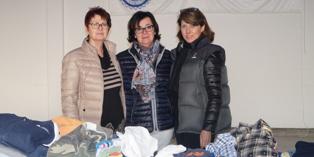 Begeistert vom guten Zuspruch der Veranstaltung waren Hallenbesitzerin Traudel Münch (Mitte) gemeinsam mit zwei weiteren Mitgliedern des 'Inner Wheel Club Mannheim' beim 1. Lampertheimer Hallen-Kleiderflohmarkt in der Behringstraße. Foto: Sigrid Samson