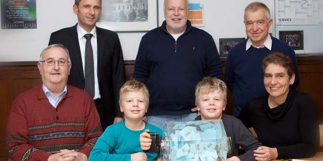 Unter Aufsicht von Michael Bohrmann zogen die Zwillinge Valentin und Laurens die Gewinnzahlen des diesjährigen Adventskalenders der Lukasgemeinde. Foto: oh