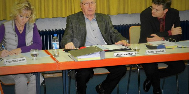 Ortsvorsteher Berg (Mitte) und der Erste Stadtrat Jens Klingler standen im Ortsbeirat Hüffenfeld Rede und Antwort. Foto: ehr