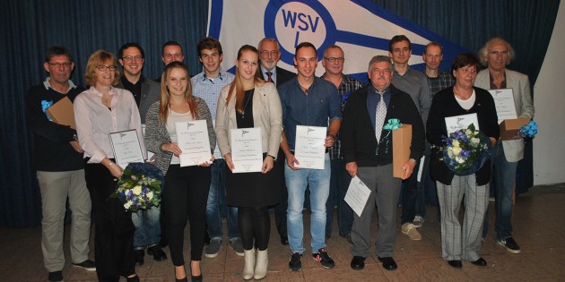 Am Samstag wurden beim Ehrenabend des WSV Lampertheim insgesamt 28 Jubilare für 10-jährige, 25-jährige, 40-jährige, 50- und 60-jährige Vereinstreue ausgezeichnet. Foto: Benjamin Kloos