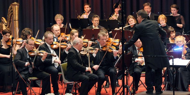 Mit den „Starkenburg Philharmonikern" schwungvoll und unterhaltend ins neue Jahr: Beim festlichen Neujahrskonzert in Lampertheim ist dies garantiert. Foto: Schwetasch
